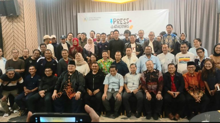 Ketua DPRD DKI Jakarta, Khoiruddin dan sejumlah anggota lainya menghadiri acara media Gathering.(foto sofian/ipol.id)