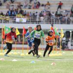 Formula 1 merupakan olahraga beregu yang memadukan unsur kekuatan, kelincahandan kecepatan para peserta. Mirip seperti ajang balap mobil, games ini juga memiliki lintasanberbentuk sirkuit sepanjang 80 meter. Tak hanya berlari, peserta juga diharuskan melakukan gerakan sprint, rolling, lompat gawang dan lari berkelok (slalom course). Foto/megapro