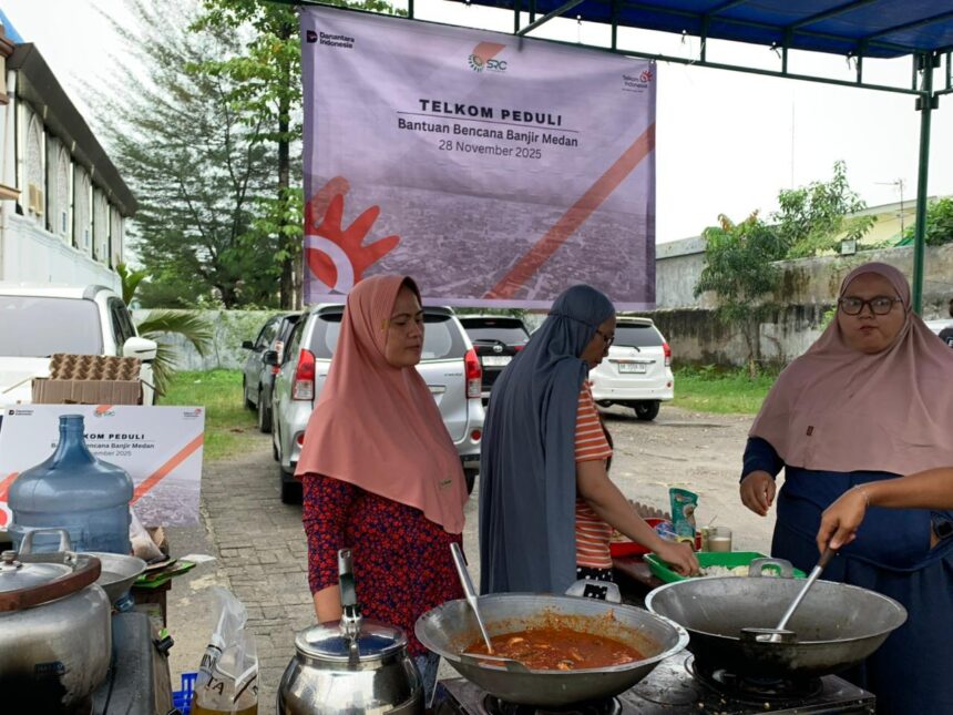 Bantuan bencana banjir Medan oleh Telkom Peduli. Foto: Telkom Indonesia