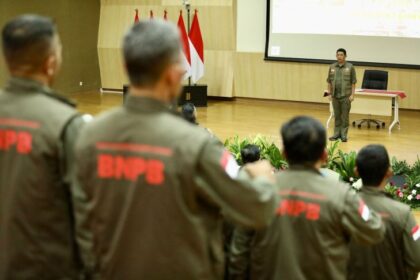 Kepala BNPB Letjen TNI Suharyanto membuka acara pelatihan Senior Disaster Management Training (SDMT) diadakan di Auditorium Gedung Pusdiklat BNPB, Sentul, Bogor, Jawa Barat, Senin (10/11/2025). Foto: Ist