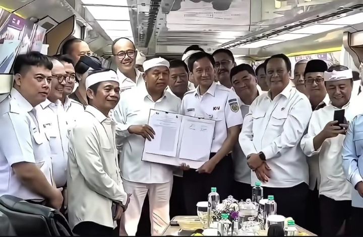 Dedi Mulyadi menjelaskan rencana pembangunan Kereta Kilat Pajajaran, kerja sama Pemprov Jabar dan KAI. Foto: Tangkap layar IG @dedimulyadi71