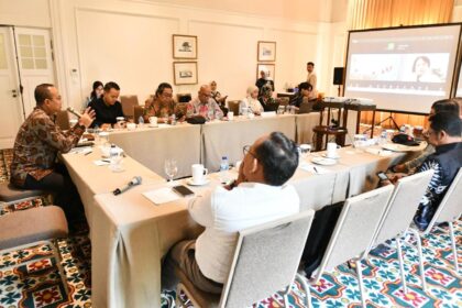 Ketua Dewan Pers Komaruddin (paling kiri) pada kegiatan Pra Penjurian AJP 2025 di Jakarta, Jumat (31/10/2025). Foto: Pertamina