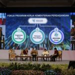 Ketua Umum Aprindo, Solihin dan Menteri Perdagangan, Budi Santoso, Abdul Latief, penggagas Aprindo, bersama Staf Ahli Kementerian UMKM Yulius, dalam sesi panel diskusi di Balai Sudirman, Tebet, Jakarta Selatan, Selasa (11/11/2025). Menko Bidang Pangan RI, Zulkifli Hasan, turut hadir menutup rangkaian puncak perayaan Hari Ritel Nasional 2025. Foto: Ist