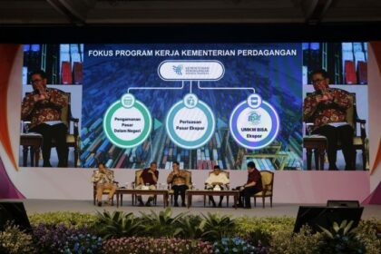 Ketua Umum Aprindo, Solihin dan Menteri Perdagangan, Budi Santoso, Abdul Latief, penggagas Aprindo, bersama Staf Ahli Kementerian UMKM Yulius, dalam sesi panel diskusi di Balai Sudirman, Tebet, Jakarta Selatan, Selasa (11/11/2025). Menko Bidang Pangan RI, Zulkifli Hasan, turut hadir menutup rangkaian puncak perayaan Hari Ritel Nasional 2025. Foto: Ist
