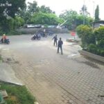 Detik-detik karyawan pembawa uang Rp450 juta diserang empat begal di Jalan H. Nonon Sonthanie, Bekasi Timur. Aksi gagal setelah sekuriti dan warga turun tangan. Foto: Tangkap layar IG @txtdrbekasi