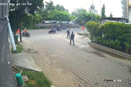 Detik-detik karyawan pembawa uang Rp450 juta diserang empat begal di Jalan H. Nonon Sonthanie, Bekasi Timur. Aksi gagal setelah sekuriti dan warga turun tangan. Foto: Tangkap layar IG @txtdrbekasi