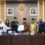 Penyerahan Raperda oleh Ketua DPRD DKI, Khoirudin.(foto istimewa)