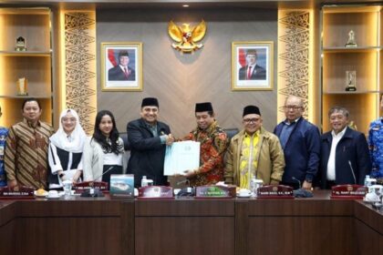 Penyerahan Raperda oleh Ketua DPRD DKI, Khoirudin.(foto istimewa)