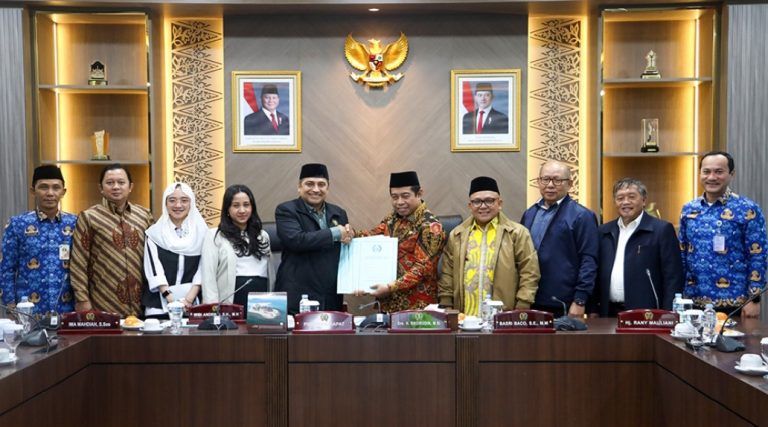 Penyerahan Raperda oleh Ketua DPRD DKI, Khoirudin.(foto istimewa)