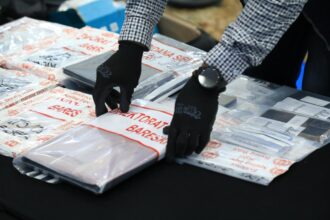 Sejumlah barang bukti kejahatan jaringan pinjol ilegal diamankan Direktorat Tindak Pidana Siber Bareskrim Polri, di antaranya, 32 handphone, 12 SIM card, 9 laptop, mesin EDC, buku rekening, kartu ATM, dokumen perusahaan, hingga perangkat CCTV, Kamis (20/11/2025). Foto: Ist