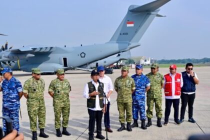 Menteri Koordinator Bidang Pembangunan Manusia dan Kebudayaan, Pratikno memberikan keterangannya di Lanud Halim Perdanakusuma, Jakarta, Jumat (28/11/2025). Foto: BPMI Setpres