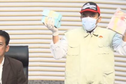 KPK menunjukkan barang bukti uang yang diamankan dalam OTT di Provinsi Riau. Foto: YouTube KPK