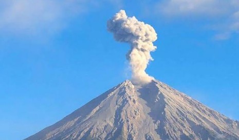 Gunung Semeru saat mengalami erupsi. Foto: Instagram @gunungindonesia