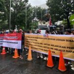 Koalisi Aksi Pembela Keadilan (KaPK) saat menggelar aksi unjuk rasa di Gedung Mahkamah Konstitusi (MK), Selasa (18/11/2025). Foto: Dok KaPK