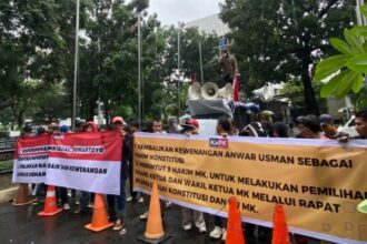 Koalisi Aksi Pembela Keadilan (KaPK) saat menggelar aksi unjuk rasa di Gedung Mahkamah Konstitusi (MK), Selasa (18/11/2025). Foto: Dok KaPK