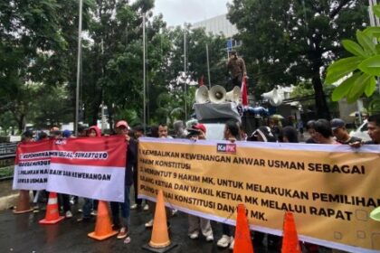 Koalisi Aksi Pembela Keadilan (KaPK) saat menggelar aksi unjuk rasa di Gedung Mahkamah Konstitusi (MK), Selasa (18/11/2025). Foto: Dok KaPK