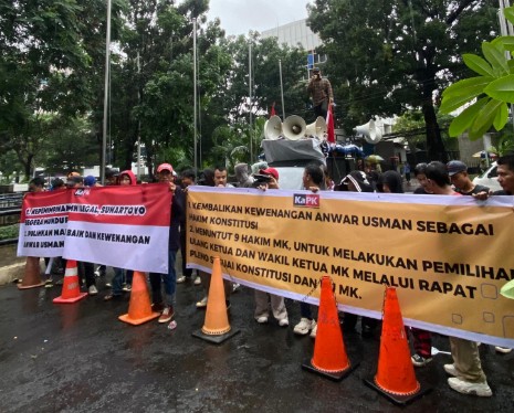 Koalisi Aksi Pembela Keadilan (KaPK) saat menggelar aksi unjuk rasa di Gedung Mahkamah Konstitusi (MK), Selasa (18/11/2025). Foto: Dok KaPK