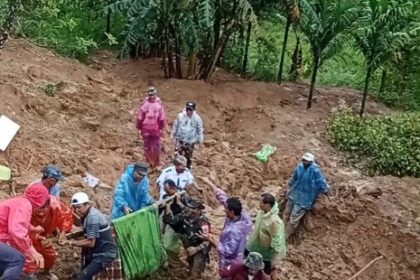 Tanah longsor melanda kawasan Jembatan Kembar Silaiang Bawah, Kecamatan Padang Panjang Barat, Kota Padang Panjang, Jumat (28/11/2025) sekitar pukul 10.00 WIB. Foto: Dok TNI AD