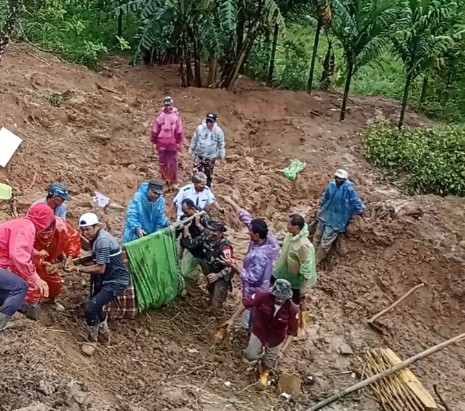 Tanah longsor melanda kawasan Jembatan Kembar Silaiang Bawah, Kecamatan Padang Panjang Barat, Kota Padang Panjang, Jumat (28/11/2025) sekitar pukul 10.00 WIB. Foto: Dok TNI AD