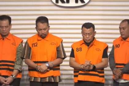 Bupati Ponorogo bersama tiga tersangka lainnya. Foto: Tangkapan layar YouTube KPK