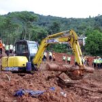 Alat berat melakukan pengerukan pada titik longsor yang telah diasesmen dan diduga terdapat korban yang tertimbun material longsor Desa Cibeunying, Kecamatan Majenang, Cilacap, Sabtu (15/11/2025). Foto: BNPB