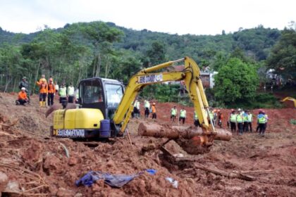 Alat berat melakukan pengerukan pada titik longsor yang telah diasesmen dan diduga terdapat korban yang tertimbun material longsor Desa Cibeunying, Kecamatan Majenang, Cilacap, Sabtu (15/11/2025). Foto: BNPB