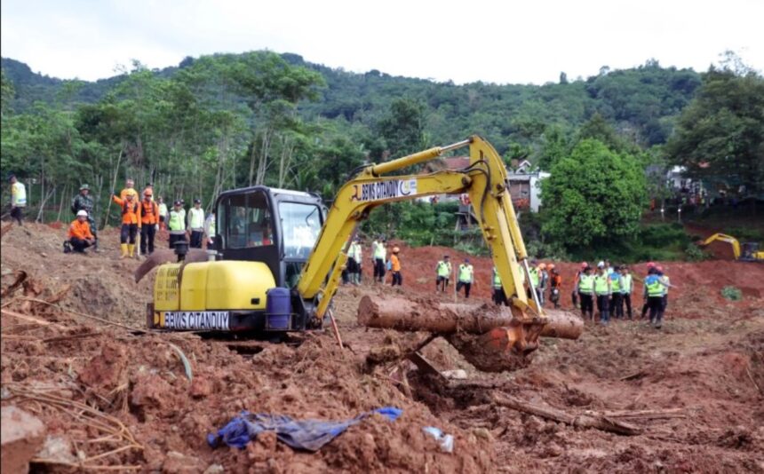 Alat berat melakukan pengerukan pada titik longsor yang telah diasesmen dan diduga terdapat korban yang tertimbun material longsor Desa Cibeunying, Kecamatan Majenang, Cilacap, Sabtu (15/11/2025). Foto: BNPB
