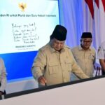 Presiden Prabowo Subianto meluncurkan Program Digitalisasi Pembelajaran untuk Indonesia Cerdas di SMP Negeri 4 Kota Bekasi, Senin (17/11/2025). Foto: BPMI Setpres