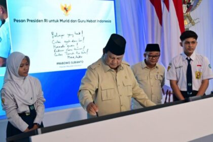 Presiden Prabowo Subianto meluncurkan Program Digitalisasi Pembelajaran untuk Indonesia Cerdas di SMP Negeri 4 Kota Bekasi, Senin (17/11/2025). Foto: BPMI Setpres