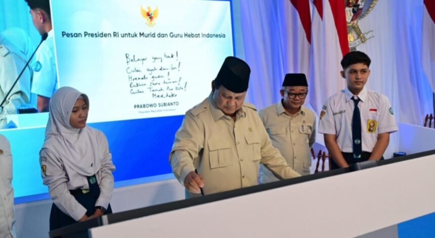 Presiden Prabowo Subianto meluncurkan Program Digitalisasi Pembelajaran untuk Indonesia Cerdas di SMP Negeri 4 Kota Bekasi, Senin (17/11/2025). Foto: BPMI Setpres