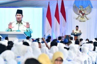 Presiden Prabowo Subianto saat meluncurkan Program Digitalisasi Pembelajaran untuk Indonesia Cerdas yang digelar terpusat di SMPN 4 Kota Bekasi, Senin (17/11/2025). Foto: BPMI Setpres