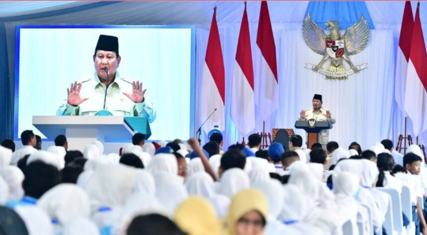 Presiden Prabowo Subianto saat meluncurkan Program Digitalisasi Pembelajaran untuk Indonesia Cerdas yang digelar terpusat di SMPN 4 Kota Bekasi, Senin (17/11/2025). Foto: BPMI Setpres