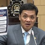 Ketua Komisi III DPR Habiburokhman menunjukkan poster terkait KUHAP. Foto: YouTube TVR Parlemen