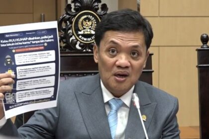 Ketua Komisi III DPR Habiburokhman menunjukkan poster terkait KUHAP. Foto: YouTube TVR Parlemen