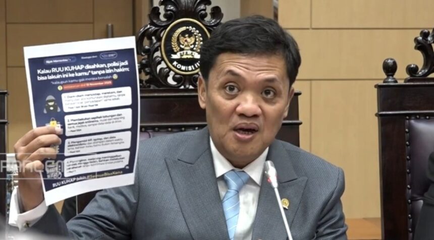 Ketua Komisi III DPR Habiburokhman menunjukkan poster terkait KUHAP. Foto: YouTube TVR Parlemen