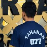 Tersangka penusukan saat dihadirkan dalam konferensi pers di Polres Metro Jakarta Timur, Selasa (18/11/2025). Foto: Instagram @polresmetrojaktim