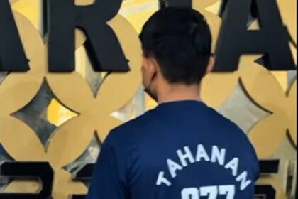 Tersangka penusukan saat dihadirkan dalam konferensi pers di Polres Metro Jakarta Timur, Selasa (18/11/2025). Foto: Instagram @polresmetrojaktim