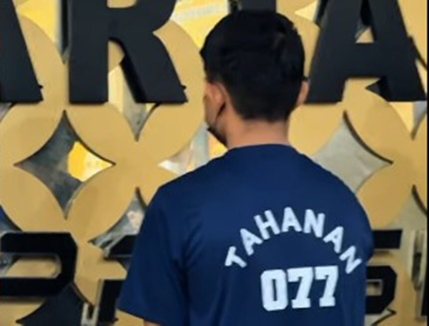 Tersangka penusukan saat dihadirkan dalam konferensi pers di Polres Metro Jakarta Timur, Selasa (18/11/2025). Foto: Instagram @polresmetrojaktim