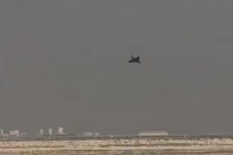 Jet tempur Tejas buatan dalam negeri India kecelakaan saat melakukan manuver udara di Dubai Airshow. Foto: Tangkapan video X