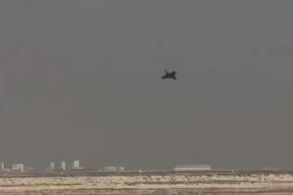 Jet tempur Tejas buatan dalam negeri India kecelakaan saat melakukan manuver udara di Dubai Airshow. Foto: Tangkapan video X