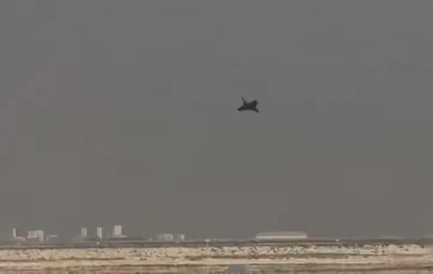 Jet tempur Tejas buatan dalam negeri India kecelakaan saat melakukan manuver udara di Dubai Airshow. Foto: Tangkapan video X