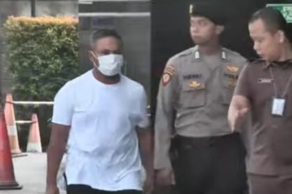 Gubernur Riau Abdul Wahid tiba di gedung KPK, Selasa (4/11/2025). Foto: ipol.id