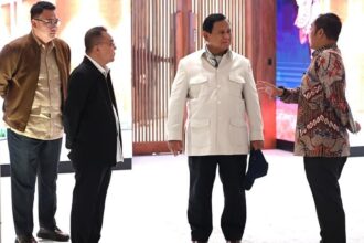 Presiden Prabowo Subianto bersama Wakil Ketua DPR Sufmi Dasco Ahmad, dan Mensesneg Praseto Hadi. Foto: Instagram @kemensetneg.ri