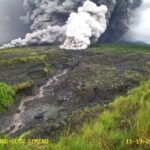 Gunung Semeru di Jawa Timur erupsi disertai luncuran awan panas, Rabu (19/11/2025) sore. Foto: BBTN Bromo Tengger Semeru