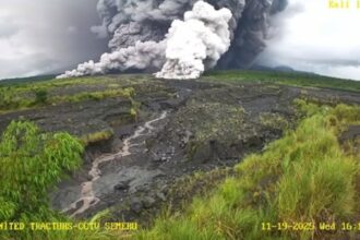 Gunung Semeru di Jawa Timur erupsi disertai luncuran awan panas, Rabu (19/11/2025) sore. Foto: BBTN Bromo Tengger Semeru