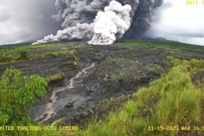 Gunung Semeru di Jawa Timur erupsi disertai luncuran awan panas, Rabu (19/11/2025) sore. Foto: BBTN Bromo Tengger Semeru
