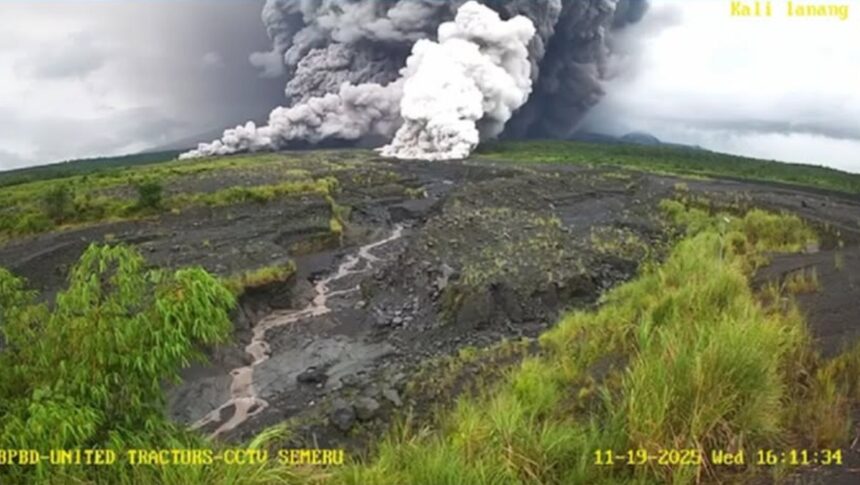 Gunung Semeru di Jawa Timur erupsi disertai luncuran awan panas, Rabu (19/11/2025) sore. Foto: BBTN Bromo Tengger Semeru