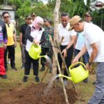 Wali Kota Jakarta Timur, Munjirin, Ketua Tim Penggerak PKK Jakarta Timur Essie Feransie Munjirin, Asisten Perekonomian Pembangunan dan Lingkungan Hidup Kota Jakarta Timur, Fauzi, Kepala Suku Dinas Pertamanan dan Hutan Kota Jakarta Timur, Dwi Ponangsera, Camat Cipayung, Diman, dan Lurah Ceger, Achmad Saifuddin, dalam kegiatan penanaman pohon di Taman Bluntas, Kelurahan Ceger, Kecamatan Cipayung, Jumat (14/11/2025). Foto: Ist