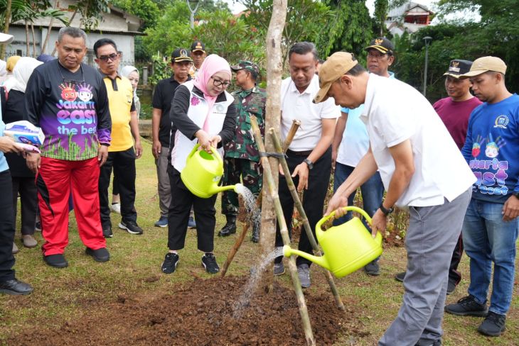 Wali Kota Jakarta Timur, Munjirin, Ketua Tim Penggerak PKK Jakarta Timur Essie Feransie Munjirin, Asisten Perekonomian Pembangunan dan Lingkungan Hidup Kota Jakarta Timur, Fauzi, Kepala Suku Dinas Pertamanan dan Hutan Kota Jakarta Timur, Dwi Ponangsera, Camat Cipayung, Diman, dan Lurah Ceger, Achmad Saifuddin, dalam kegiatan penanaman pohon di Taman Bluntas, Kelurahan Ceger, Kecamatan Cipayung, Jumat (14/11/2025). Foto: Ist