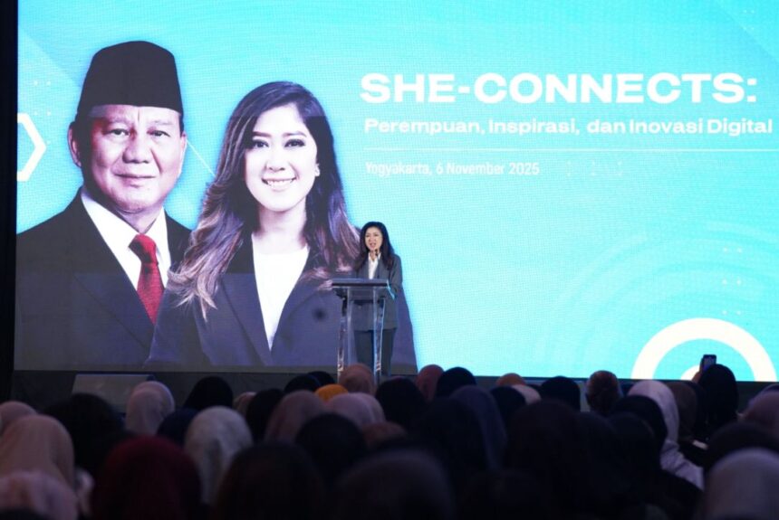 Kementerian Komunikasi dan Digital (Kemkomdigi) tak henti memperluas jangkauan program literasi digital bagi perempuan. Hal itu disampaikan Direktur Jenderal Komunikasi Publik dan Media (Dirjen KPM) Kemkomdigi, Fifi Aleyda Yahya, dalam sambutannya pada forum She-Connects 2025 Seri Yogyakarta, Kamis (6/11/2025). Foto: Amiriyandi/Ditjen KPM Kemkomdigi